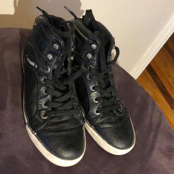 Guess women’s black high top shoes size 9 - Picture 2 of 6